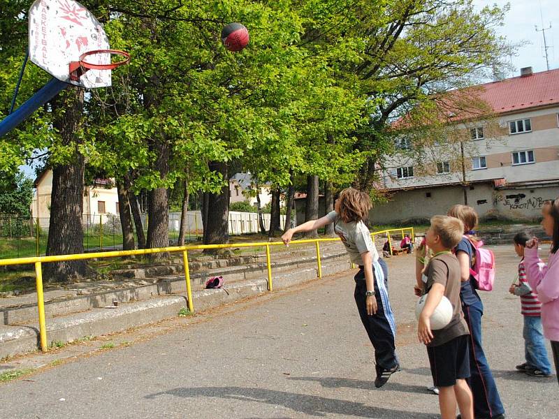 Nejen čeština, ale také němčina se ozývala ze školního dvora ve Skalné. Konala se tu oslava dne dětí a jak bývá zvykem, nechyběla řada disciplín, a to nejen sportovních.