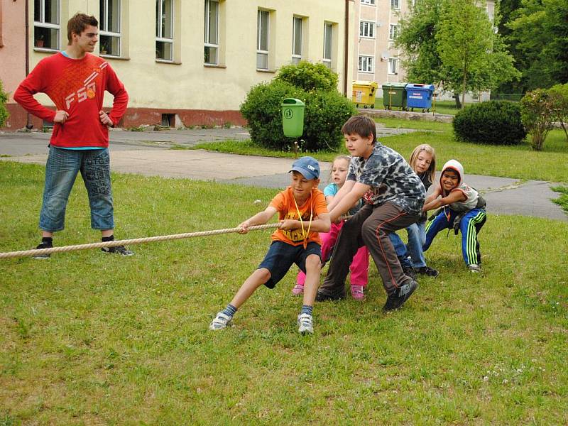 Nejen čeština, ale také němčina se ozývala ze školního dvora ve Skalné. Konala se tu oslava dne dětí a jak bývá zvykem, nechyběla řada disciplín, a to nejen sportovních.