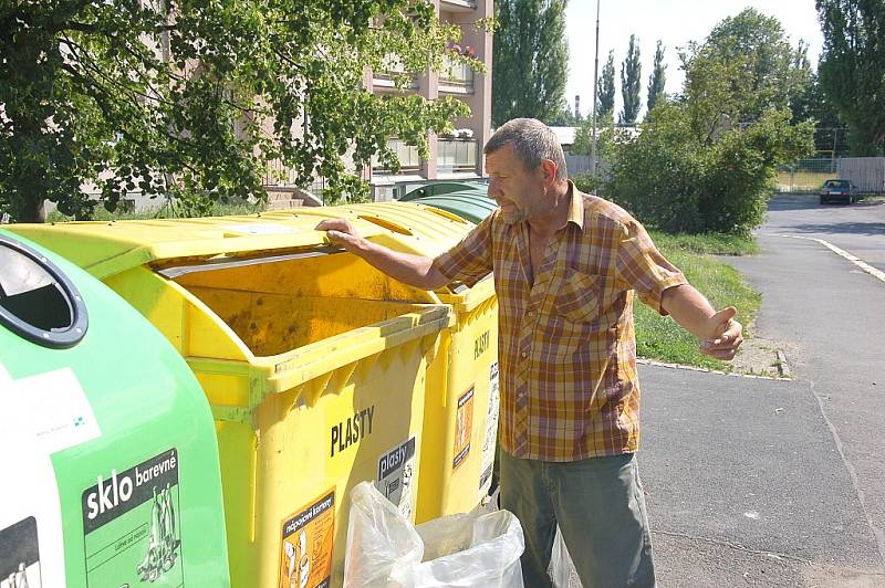 NA MÍSTO hrůzného nálezu, kde se kontejner s novorozencem nacházel,  se v úterý vrátil Cheban Miroslav Udržal. „I jako chlapa mě to velice zasáhlo,“ neskrýval. 