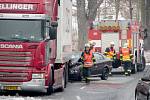 Nehoda pěti vozidel ochromila dnes ráno dopravu na chebské ulici Ašská. 