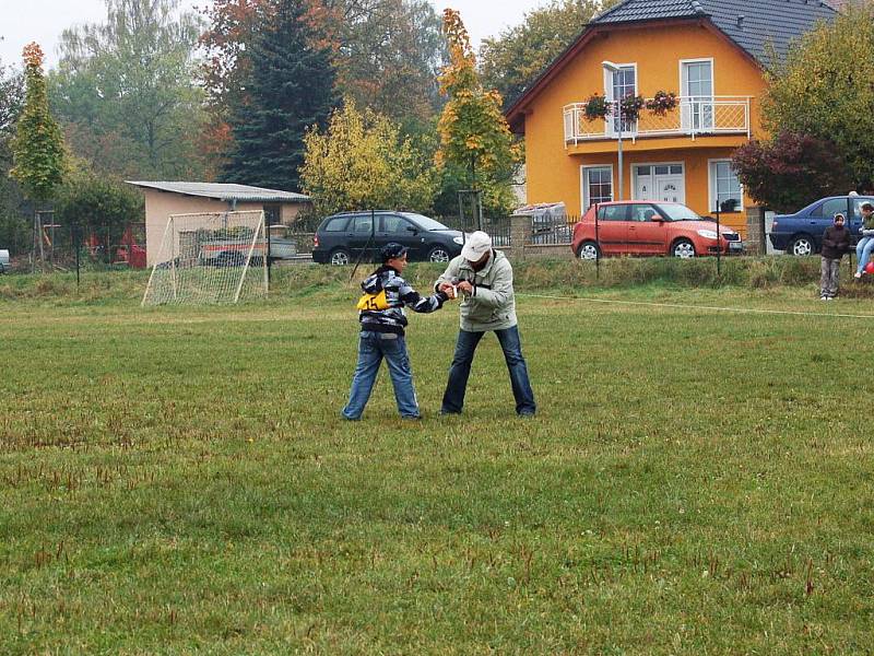 Na fotbalovém hřišti v Hájích se uskutečnila Drakiáda. Všichni zmokli, ale nevzdali to.