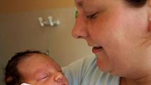 JAKUB GRUBER se narodil v chebské porodnici v neděli 25. dubna ve 21.45 hodin. Při narození vážil 2850 gramů a měřil 46 centimetrů. Doma ve Svatavě se raduje z malého Kubíčka maminka Vlasta spolu s tatínkem Tomášem.