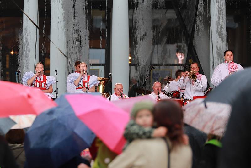 První tři květnové víkendy v Karlovarském kraji patří slavnostnímu zahájení sezóny ve třech největších lázeňských městech regionu. Uplynulý víkend se slavnost konala v Mariánských Lázních, kde připravili bohatý třídenní program.