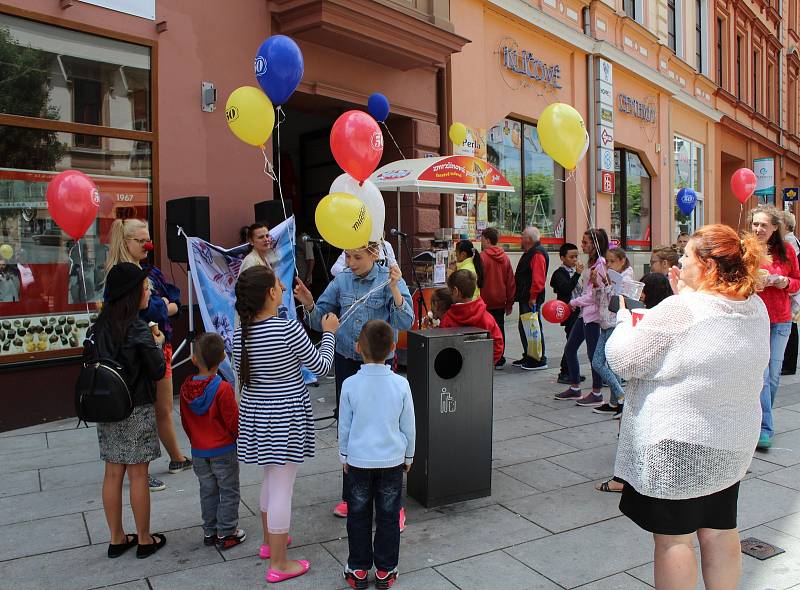 DORTOVOU BITVOU vyvrcholily oslavy 50. výročí otevření Mlíčňáku na chebské pěší zóně. Zúčastnily se jí desítky dětí.