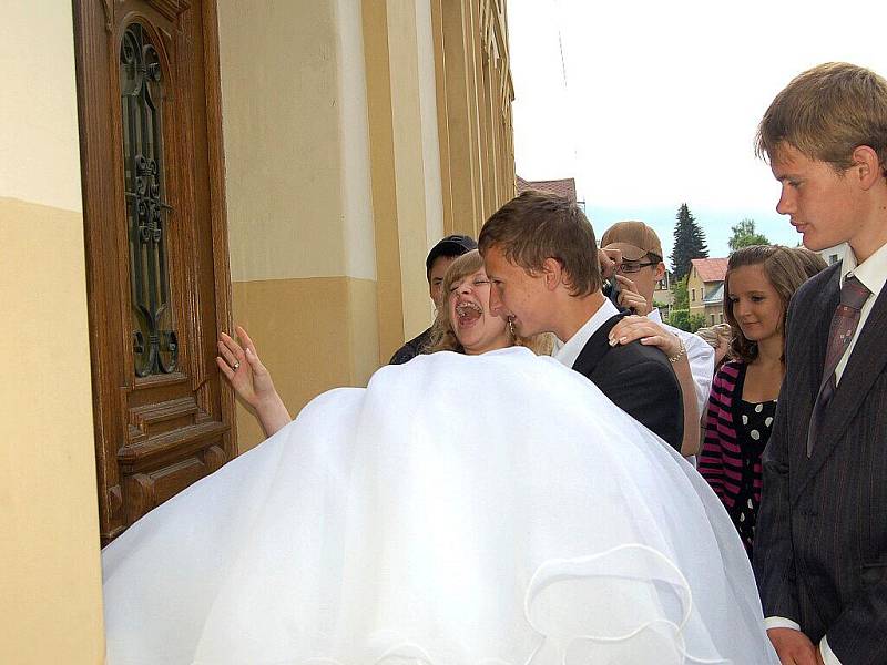 Svatbu nanečisto si vyzkoušeli žáci osmé třídy základní školy ve Velké Hleďsebi.
