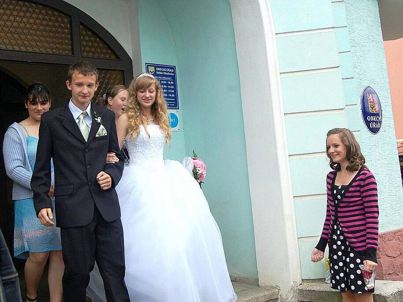 Svatbu nanečisto si vyzkoušeli žáci osmé třídy základní školy ve Velké Hleďsebi.
