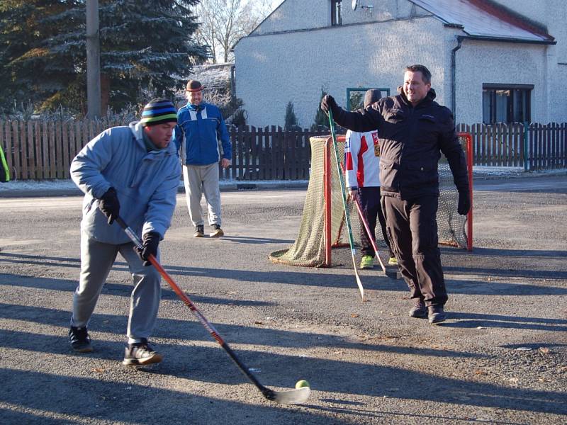 HOKEJ nesmí na silvestra v Milíkově chybět. 