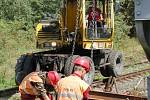 PRÁCE NA POSLEDNÍ ČÁSTI třetího tranzitního koridoru na trati Cheb Cheb státní hranice jsou v plném proudu. Stavebníci právě nyní připravují okolí kolem trati pro novou etapu. 