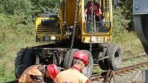 PRÁCE NA POSLEDNÍ ČÁSTI třetího tranzitního koridoru na trati Cheb Cheb státní hranice jsou v plném proudu. Stavebníci právě nyní připravují okolí kolem trati pro novou etapu. 