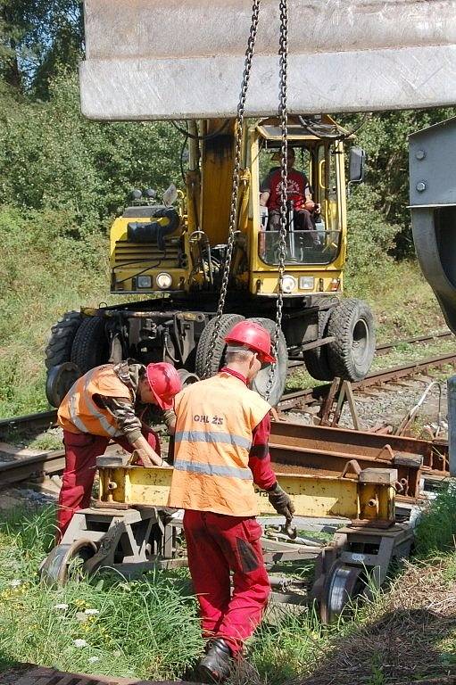 PRÁCE NA POSLEDNÍ ČÁSTI třetího tranzitního koridoru na trati Cheb Cheb státní hranice jsou v plném proudu. Stavebníci právě nyní připravují okolí kolem trati pro novou etapu. 