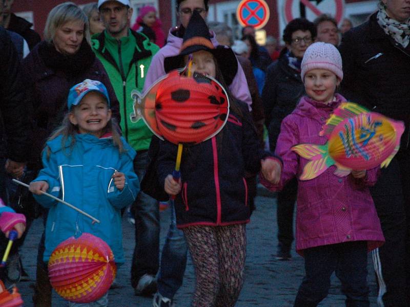 Tradiční lampionový průvod se o víkendu vydal z chebského náměstí do areálu Krajinky. Akci oživil také chebský Mládežnický dechový orchestr. 