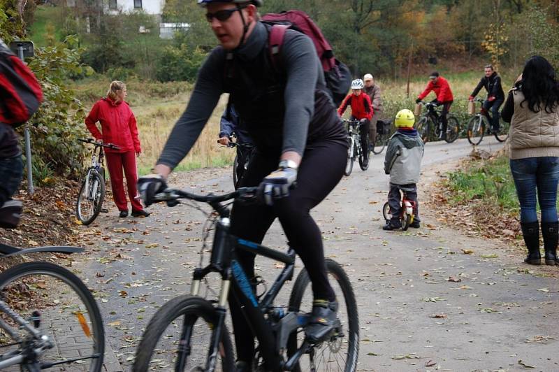 CYKLISTÉ, kteří přišli slavnostně otevřít novou cyklostezku z Doubravy u Aše do Saska, měli možnost ji ihned vyzkoušet. 