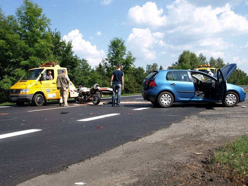 Další nehoda na silnici č. I/21 u Zátiší na Františkolázeňsku. Těžce zraněného motocyklistu transportoval do nemocnice vrtulník. Pravděpodobně mu nedal přednost řidič osobního automobilu