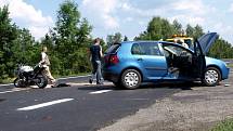 Další nehoda na silnici č. I/21 u Zátiší na Františkolázeňsku. Těžce zraněného motocyklistu transportoval do nemocnice vrtulník. Pravděpodobně mu nedal přednost řidič osobního automobilu