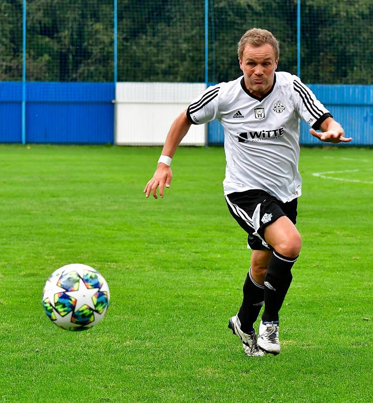 Jedenáct branek obdržel novorolský FK v rámci derby na půdě nejdeckého FK (v bílém), čímž si připsal na účet pátou podzimní porážku.