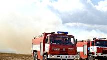 U rozsáhlého požáru balíků uskladněné slámy museli v úterý zasahovat hasiči nedaleko  Milhostova na Chebsku.