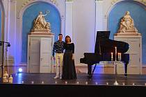 Oba vystupující klavíristé na momentce po okouzlujícím koncertu v Modrém sále (15. srpna 2020).