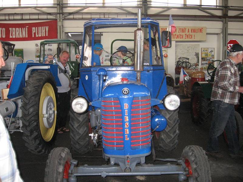 KAŽDÝ traktor byl svým způsobem jedinečný. Stroje se těšily velkému zájmu. 