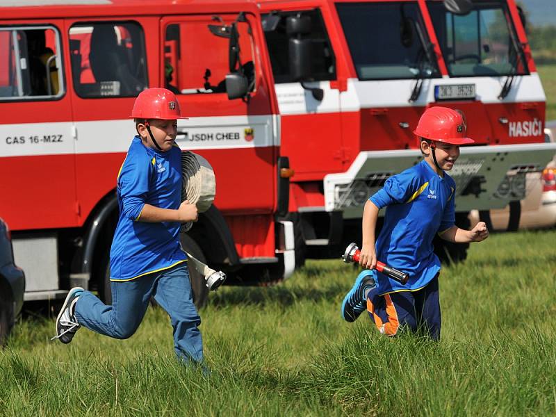 Opožděné sbohem prázdninám se na Františkolázeňsku vydařilo. Šestnáctý ročník akce ´Hurá škola´ pro nejmenší i jejich rodiče přilákal do areálu čerpací stanice v Horních Lomanech skoro tři tisícovky hostů.