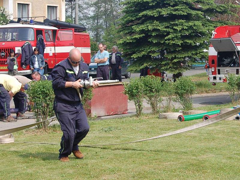 e být dobrovolným hasičem nejsou jen povinnosti, ale také zábava, dokazuje tradiční soutěž O svatého Floriána. 