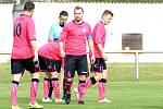 Celek FC Cheb (v růžovém) doma jasně přehrál mužstvo Lomnice 4:1.