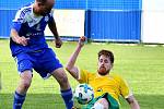 Nejdecký FK udolal před svými fanoušky Františkovy Lázně (ve žlutém) v poměru 2:1.