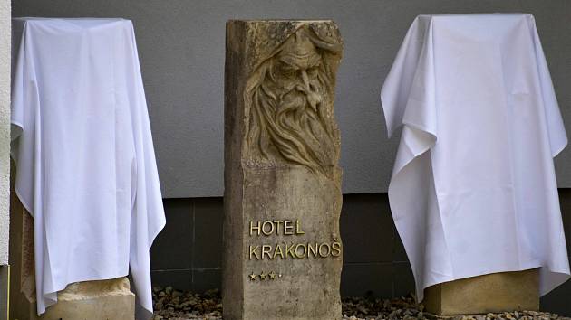 U hotelu Krakonoš v Mariánských Lázních odhalili v sobotu další sochy.