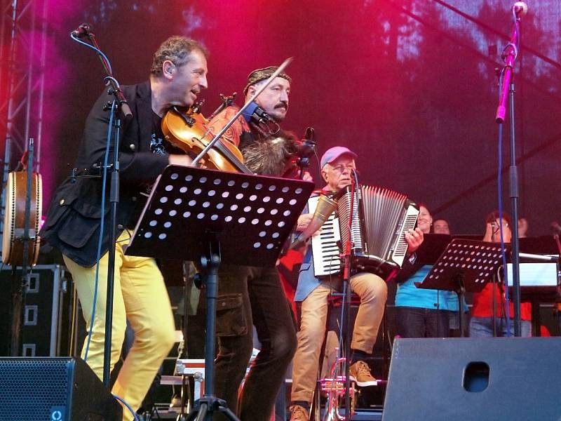 Cheb byl jedním ze šesti měst, kam Čechomor dorazil oslavit své narozeniny. A speciální příležitost si vyžádala i speciální hosty.