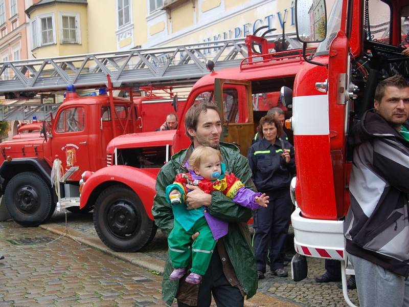 Oslavy 150. výročí založení požární ochrany přilákaly stovky diváků, kteří obdivovali ukázky hašení i techniku.