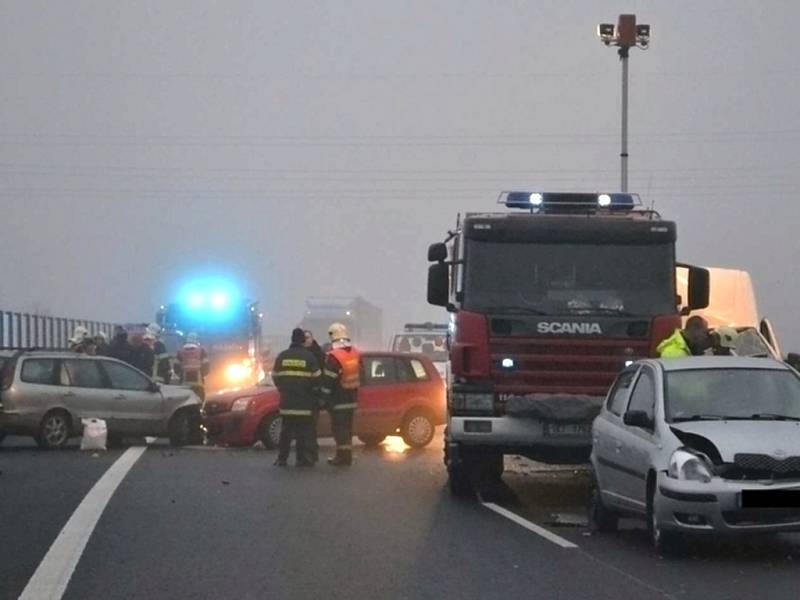 Řetězová nehoda zablokovala silnici u Chebu. 