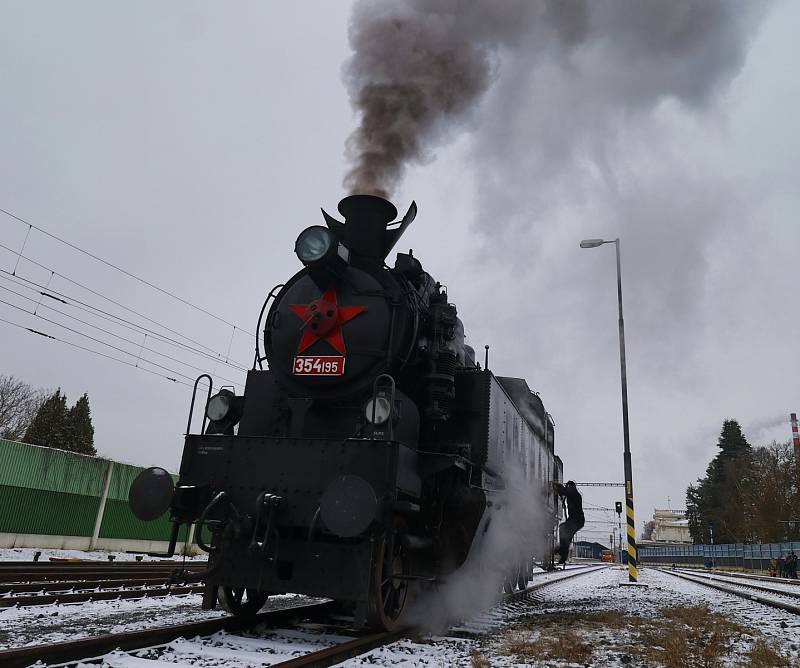 Mikulášský parní vlak dovedla do Mariánských Lázní syčící Všudybylka