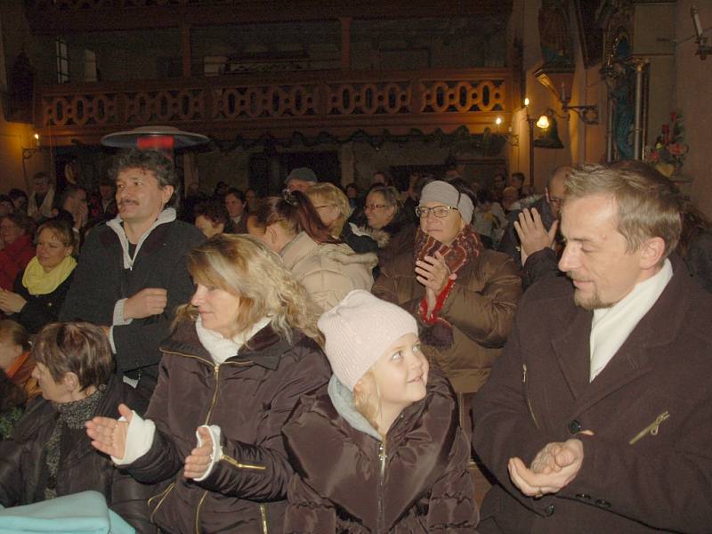 Obec Nový Kostel na Chebsku opět zasáhlo zemětřesení. Tentokrát se však jednalo o zemětřesení hudební. V kostele Povýšení svatého Kříže se totiž posluchačům představili zpěváci Míša Nosková, Honza Kříž a Tomáš Kostka.