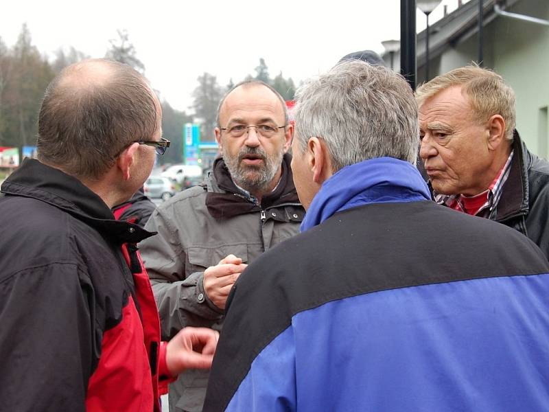 VE SVATÉM KŘÍŽI U CHEBU se setkali čeští a němečtí odpůrci kamionové dopravy a jihovýchodního obchvatu Chebu. 