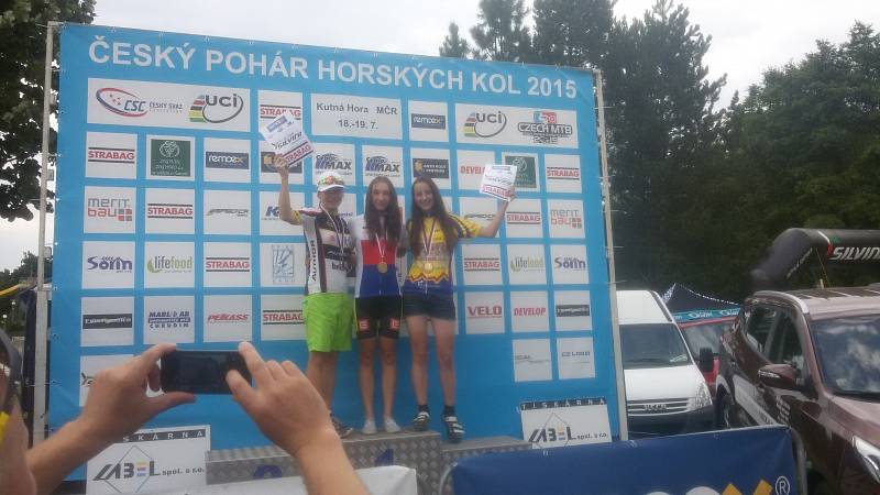 Chebská cyklistka Anežka Nováková (vpravo) vybojovala další cenný kov, tentokrát bronzový.