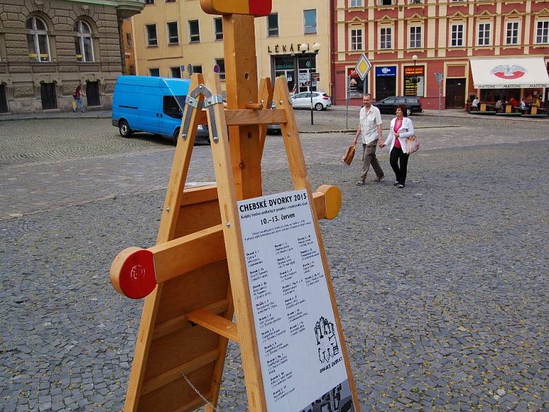 CHEBSKÝMI DVORKY bude žít historické centrum města až do soboty. 