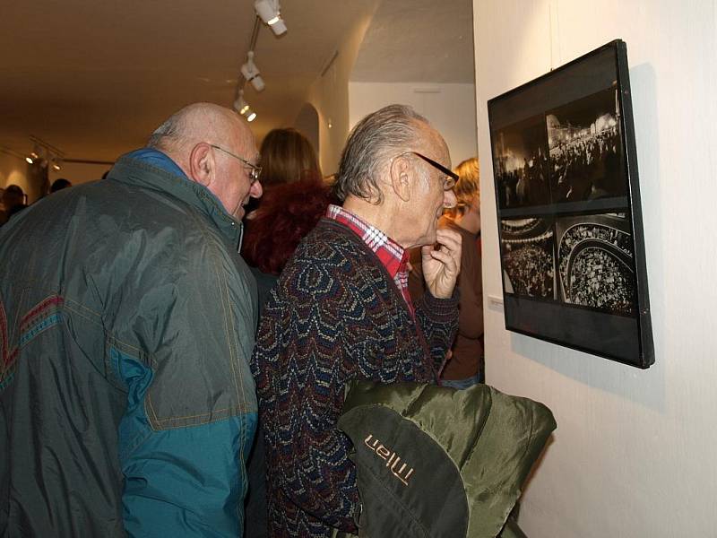 UMSKUP! Výstavu dokumentární fotografie z archivu Galerie 4 z let 1989 až 2009 doprovodilo představení uskupení UMSKUP. Tři mladí chebští herci v třicetiminutovém divadelním fastfoodu shrnuli kompletní historii Čech od velkého třesku až po současnost.