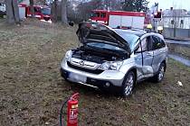 Bez zranění se obešla nehoda, při níž se v úterý 2. ledna srazil na přejezdu v Lubech vlak s osobním autem.