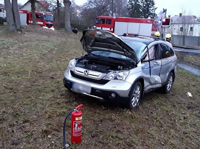 Bez zranění se obešla nehoda, při níž se v úterý 2. ledna srazil na přejezdu v Lubech vlak s osobním autem.