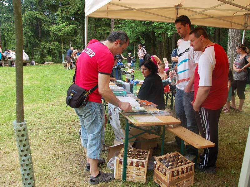 Pečené vuřty provoněly okolí Bismarckovy rozhledny na Zelené hoře v Chebu. Konal se tu již osmý ročník turistického dne.