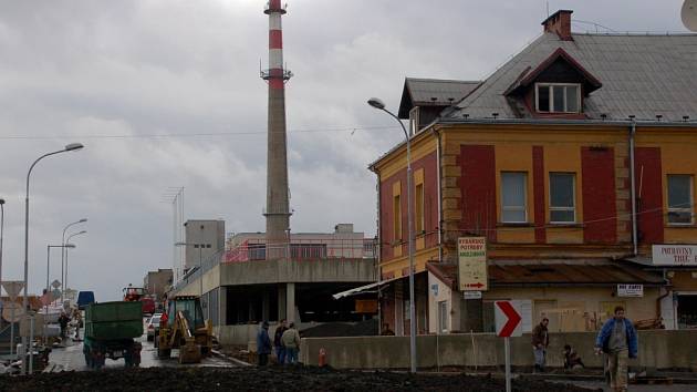 OBCHODNÍ CENTRUM  DRAGOUN. Stavební práce v novém chebském obchodním centru jdou do finále. Staré objekty kasáren  (na pravé straně snímku) se budou bourat hned po Novém roce. 