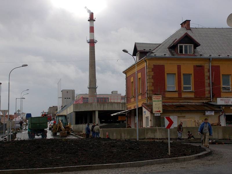 OBCHODNÍ CENTRUM  DRAGOUN. Stavební práce v novém chebském obchodním centru jdou do finále. Staré objekty kasáren  (na pravé straně snímku) se budou bourat hned po Novém roce. 