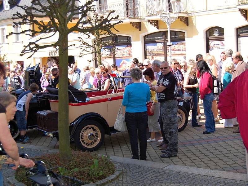 XIV. ročník Mezinárodní soutěže elegance historických vozidel se uskutečnil ve Františkových Lázních.