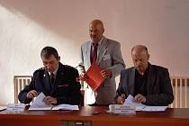 K podpisu přelomových dohod o vzájemné spolupráci v protipožární ochraně mezi Chebem a městy Waldsassen a Neualbenreuth došlo v obřadní síni chebské radnice.