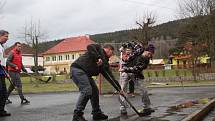 TRADICE. Oslavy příchodu nového roku se v Milíkově neobejdou bez srandamače v hokeji. 