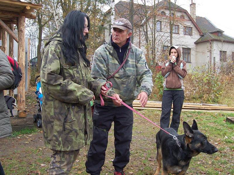 Základní kynologická organizace v Dolním Žandově si pozvala Ivo Eichlera, kynologického odborníka, pod jehož vedením si členové vyzkoušel vedení psa