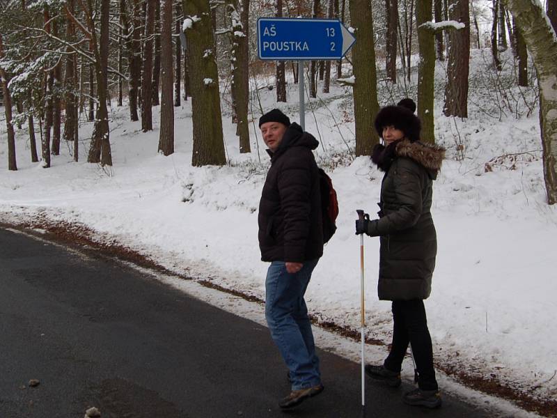 NADŠENCI z Občanského sdružení při Základní škole Františkovy Lázně pořádali už třetí ročník ´Silvestrovského pochodu pro radost´. Trasa vedla od františkolázeňské školy na Seeberg a zpět. Desítky účastníků se skvěle protáhly před večerním slavením. 