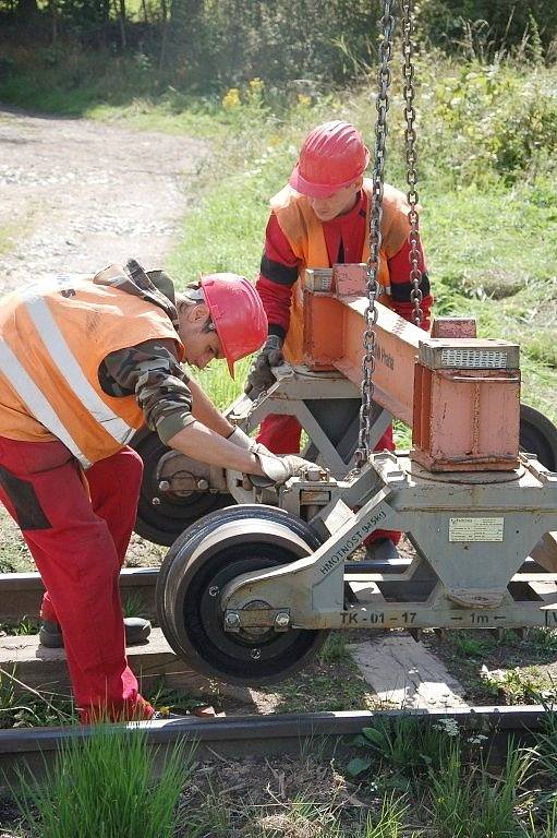 PRÁCE NA POSLEDNÍ ČÁSTI třetího tranzitního koridoru na trati Cheb Cheb státní hranice jsou v plném proudu. Stavebníci právě nyní připravují okolí kolem trati pro novou etapu. 