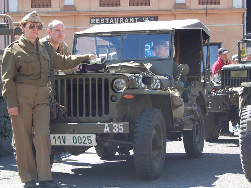 OSLAVY OSVOBOZENÍ. V rámci oslav 71. výročí osvobození přijel do Teplé a pak do dalších míst military convoy.