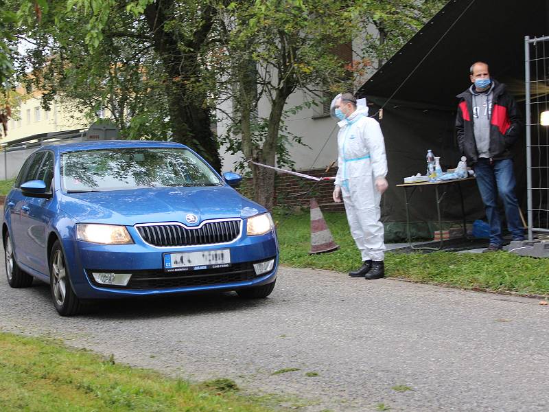 Ti, co jsou v karanténě odvolili v takzvaných drive-in místech. V Chebu se tak stalo u chebské nemocnice.