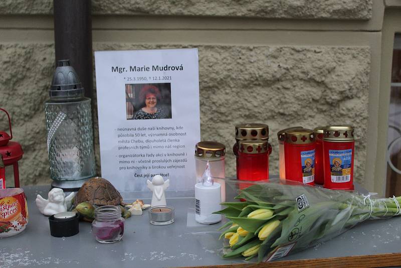 Lidé před chebskou knihovnou mohou zavzpomínat na zesnulou Marii Mudrovou.